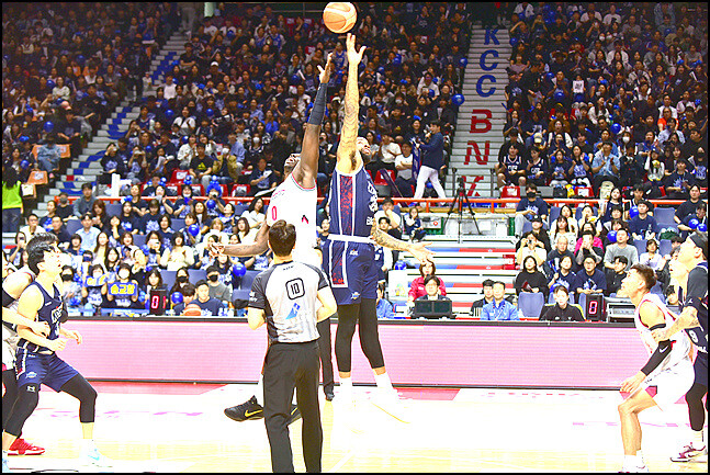 [BK포토화보] 부산 KCC vs 안양 정관장 4강 PO 3차전 경기모습