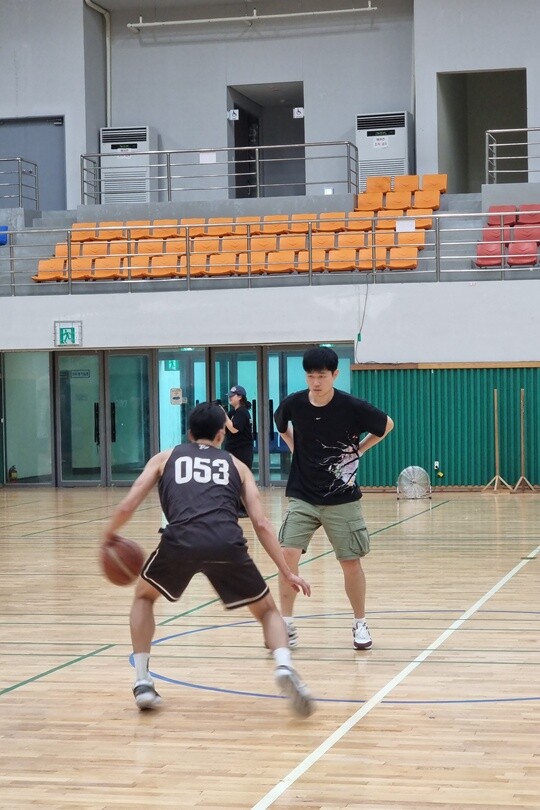 볼 핸들러들 지켜보던 강혁 KOGAS...